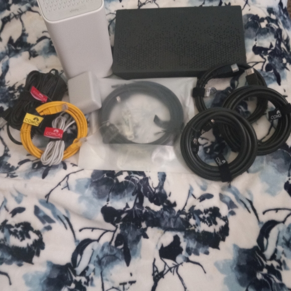 Comcast Equipment Newest Model HD/DVR Box & Wi-Fi/Home Phone xFi Box Plus Cords - Picture 2 of 14